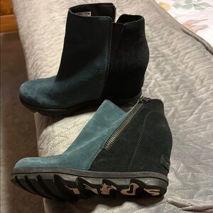 Sorel Black and Teal Wedge Ankle Boots